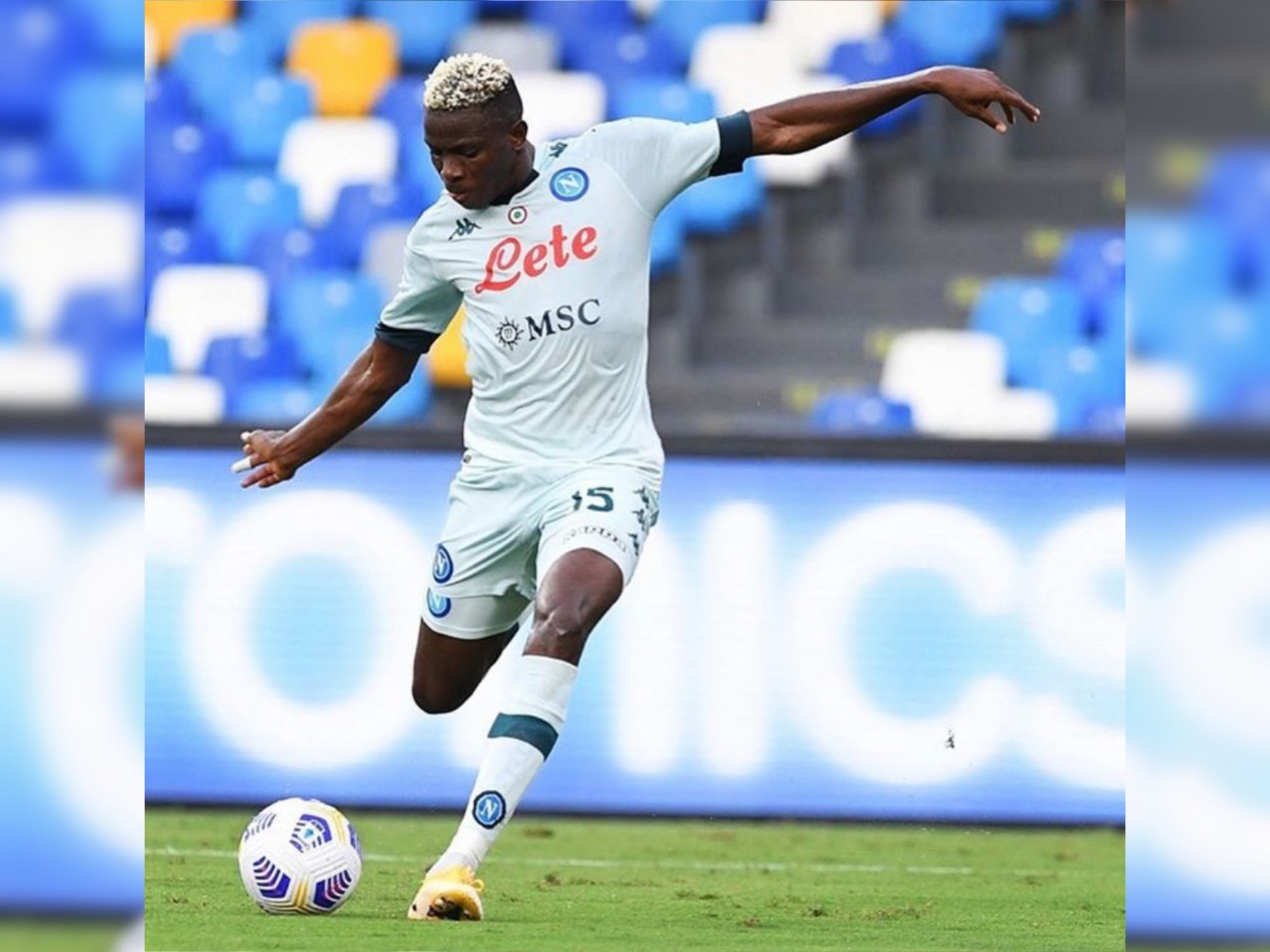 Victor Osimhen memilih jalan bertahan di Napoli dan terancam tidak mendapat menit bermain yang banyak.