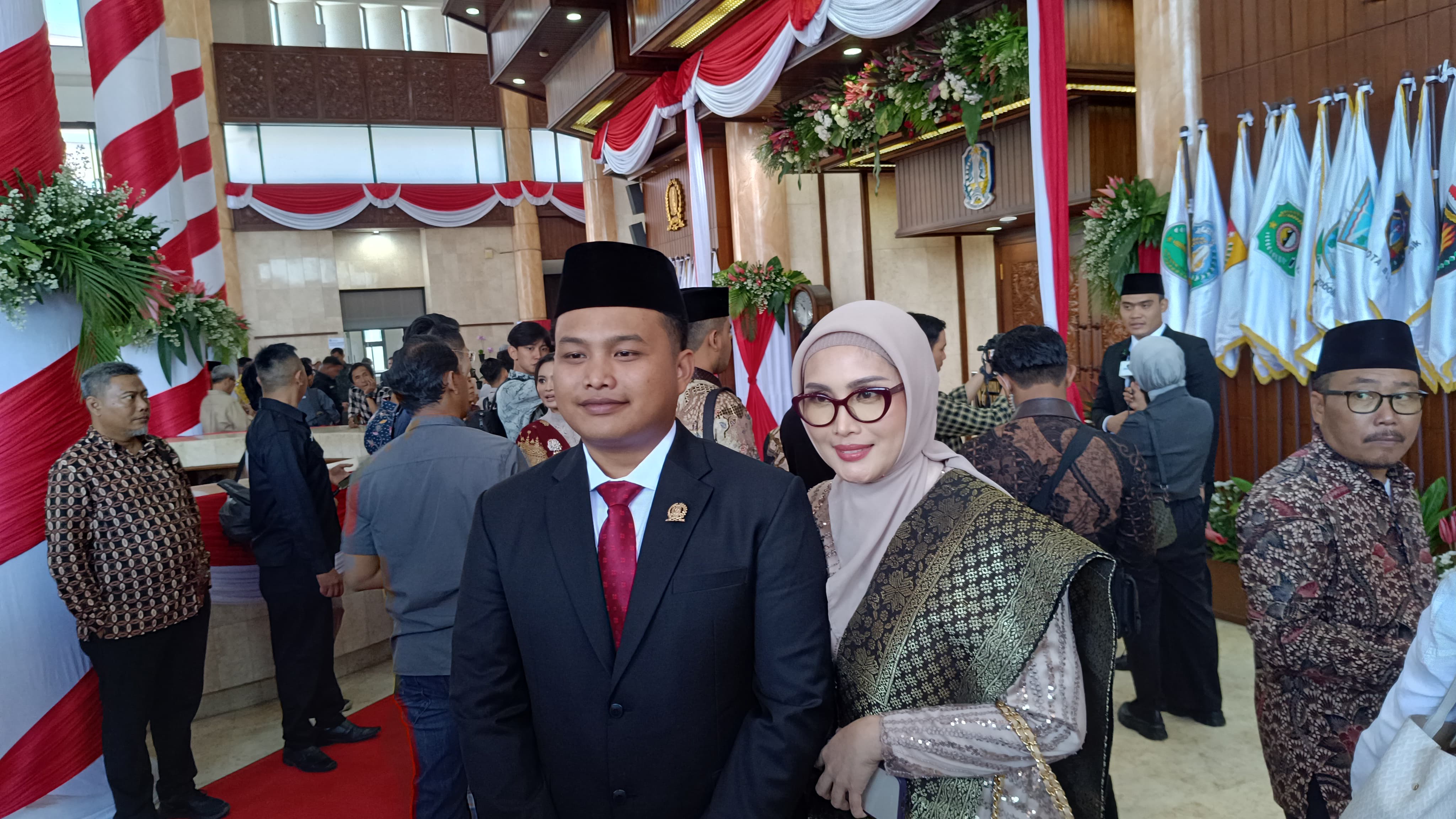 Bima Rafsansani didampingi Ibundanya Heryn usai dilantik sebagai anggota DPRD Jatim 2024-2029.