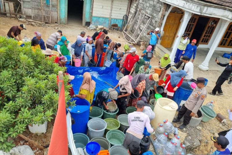 Sebanyak 12 desa dan 19 dusun di Kabupaten Lamongan, Jawa Timur, melapor mengalami kekeringan akibat dampak perubahan iklim dan kemarau panjang.