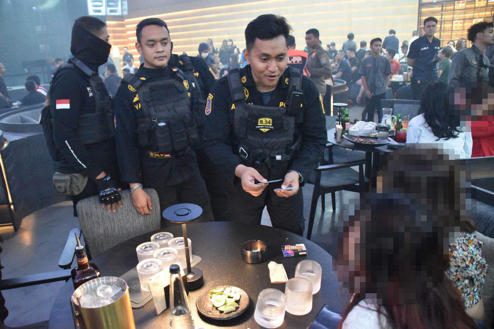 Petugas razia tempat hiburan malam di Surabaya. (IST)
