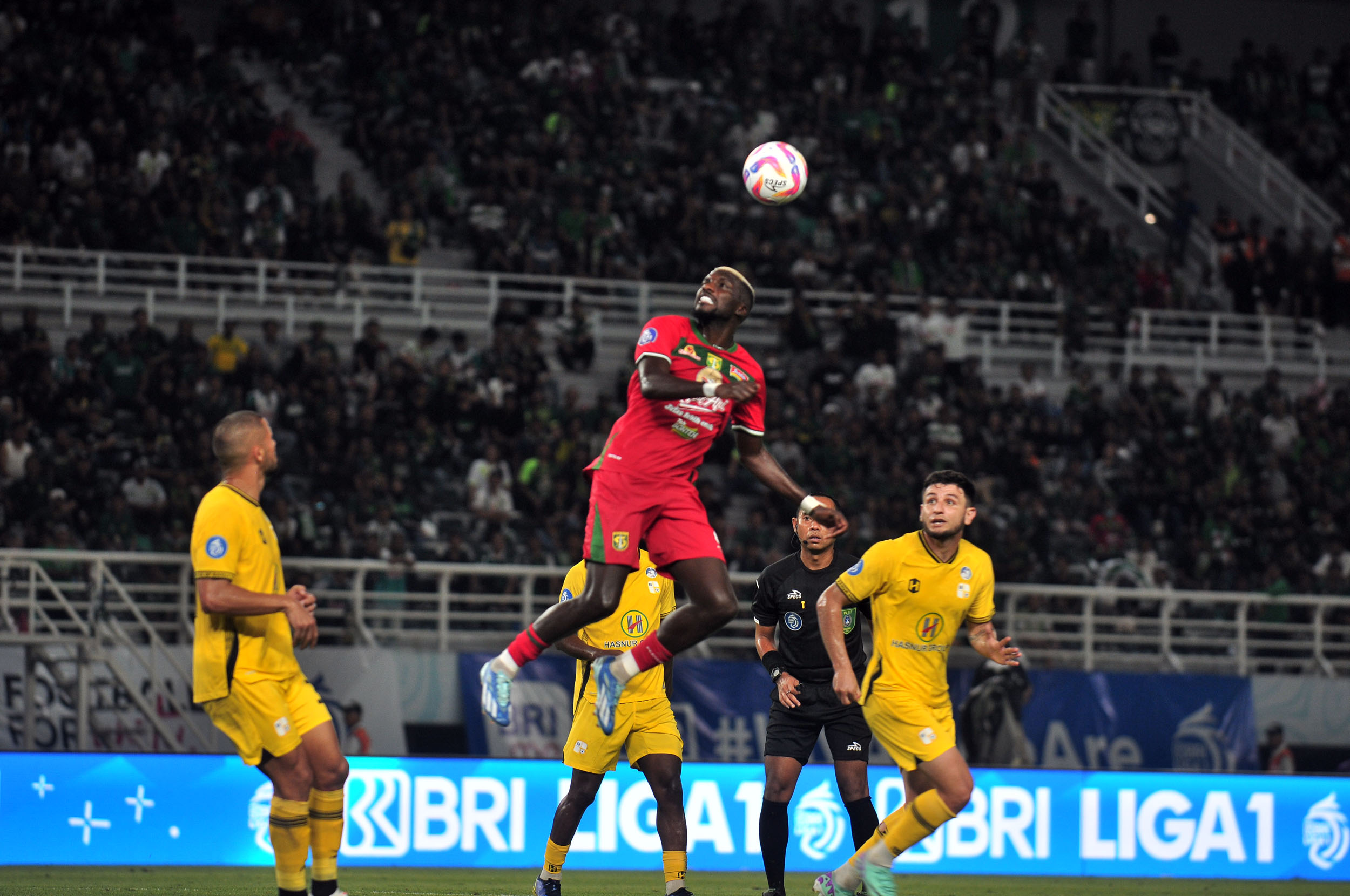 Gilson Costa diharapkan lebih tangguh sebagai gelandang Persebaya Surabaya.  (ANDY SATRIA/RADAR SURABAYA)