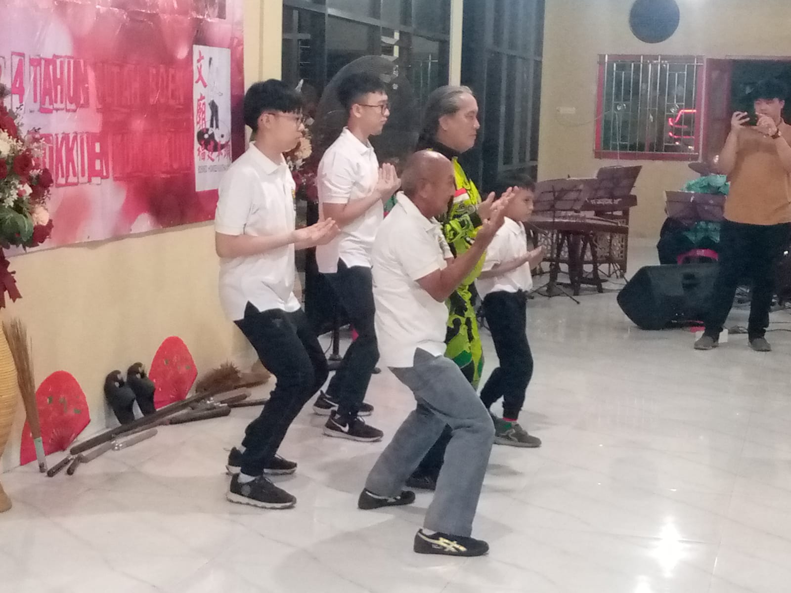 Demo gerakan silat kuntau (kunthauw) di Graha Boen Bio Surabaya dilakukan anak-anak hingga lansia. (LAMBERTUS/RADAR SURABAYA)