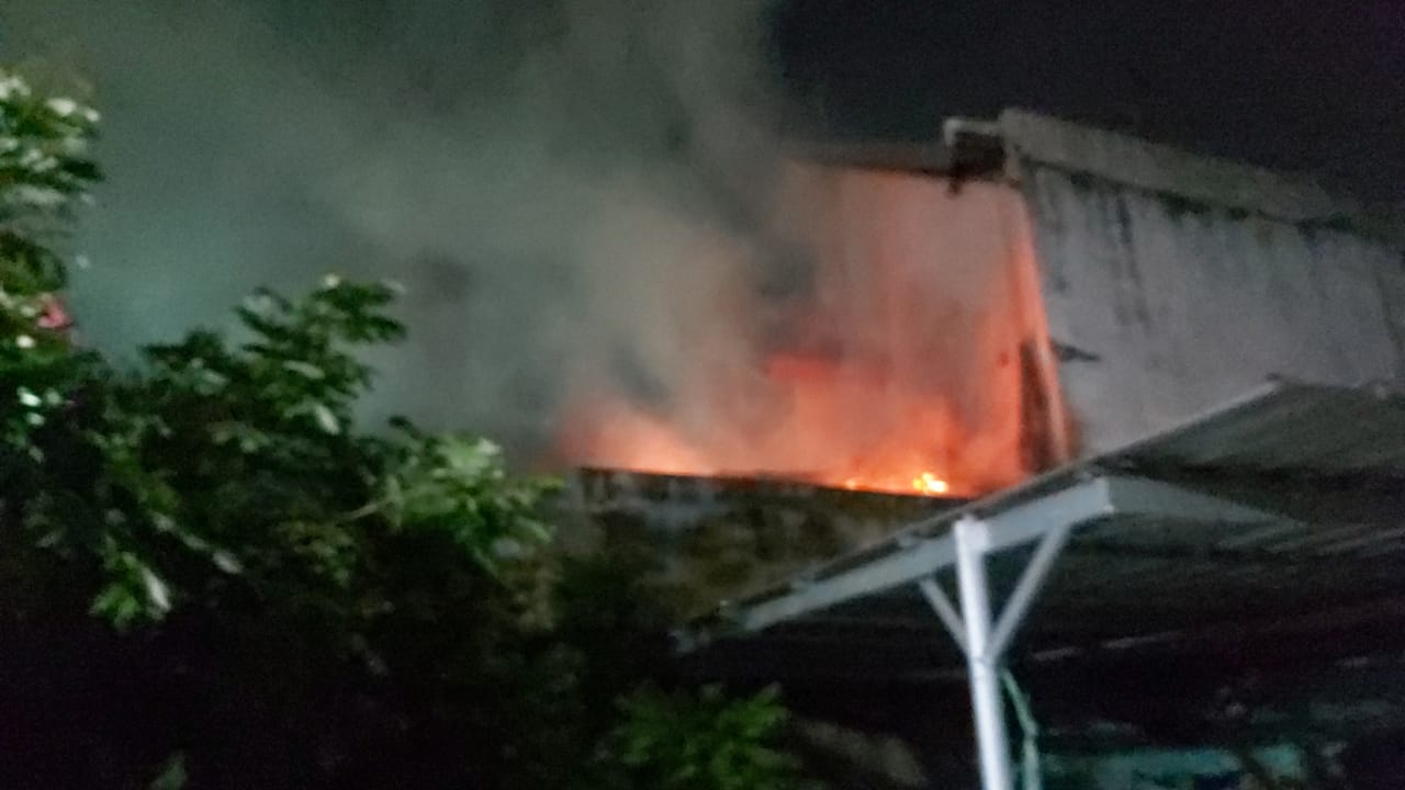 Petugas DPKP Surabaya memadamkan api yang membakar toko elektronik di Jalan Tanah Merah, Surabaya. (IST)