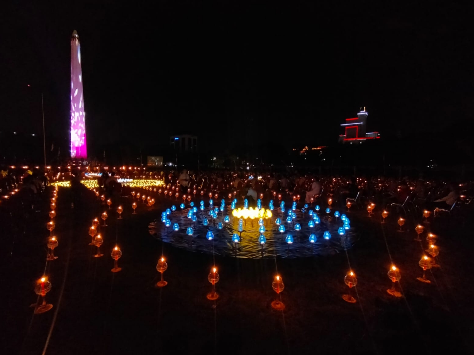 SIMBOL: 10.000 lilin dinyalakan di Tugu Pahlawan sebagai harapan akan perdamaian Indonesia dan dunia, Sabtu (1/9) malam.