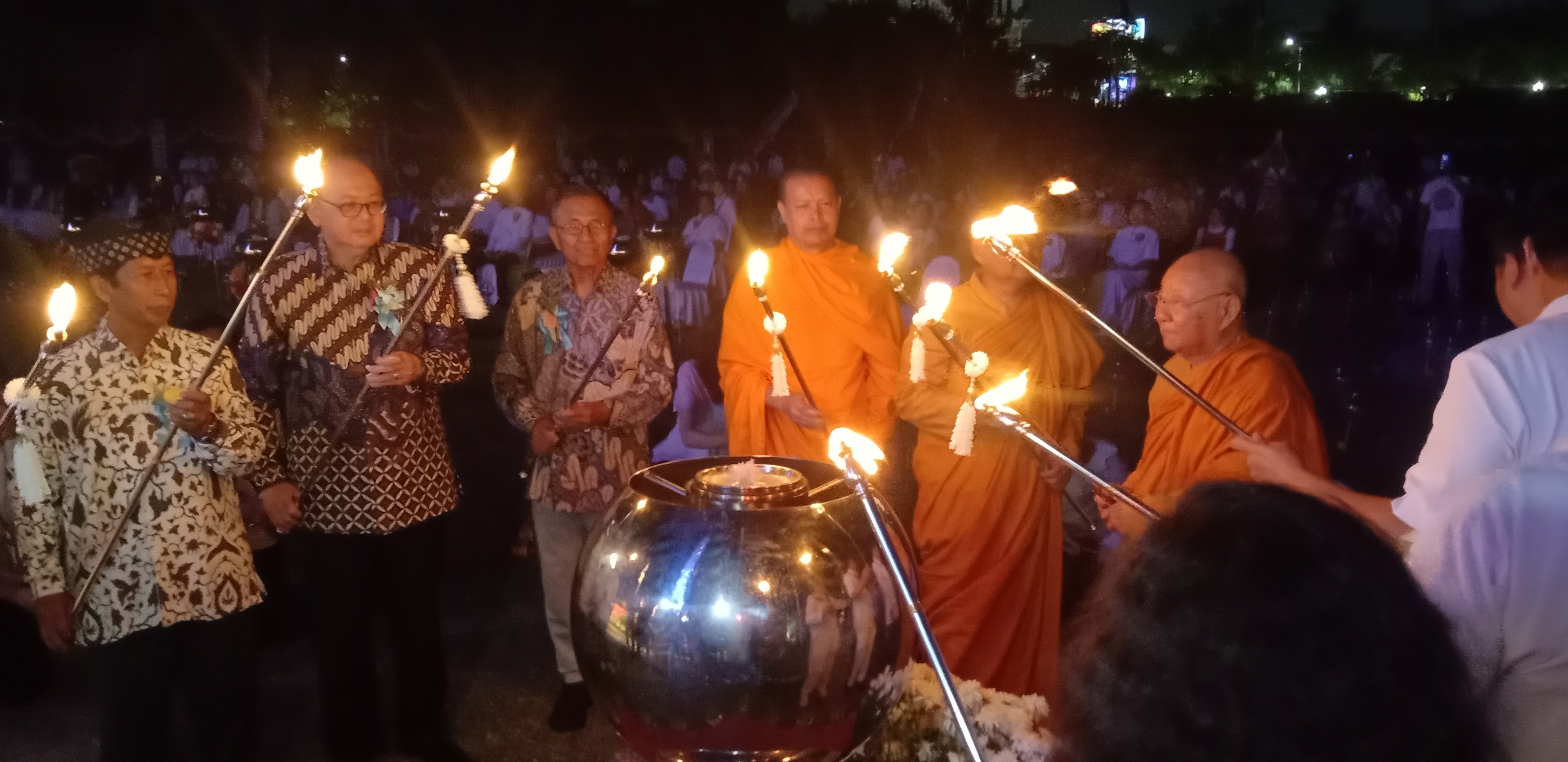 Ribuan umat Buddha merayakan Hari Asadha 2568 TB/2024 di Tugu Pahlawan.