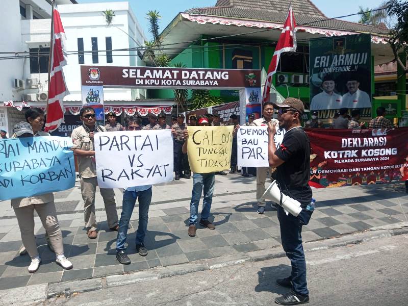 Sejumlah orang menggelar aksi dukungan untuk kotak kosong di kantor KPU Surabaya, Jalan Adityawarman, Surabaya.