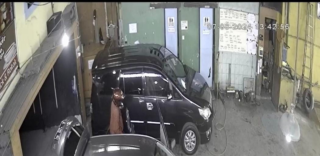 Rekaman CCTV mobil berada di car wash Jalan Rangka, Surabaya. (IST)