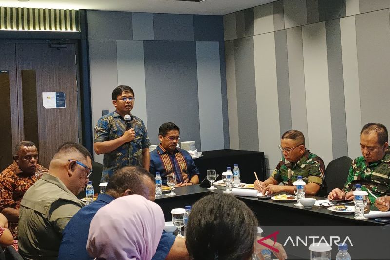 Ketua Divisi Teknis KPU RI Idham Holik (berdiri) saat menjadi narasumber pada diskusi pelaksanaan Pilkada 2024 di Sorong, Papua Barat Daya, Kamis (29/8/2024).