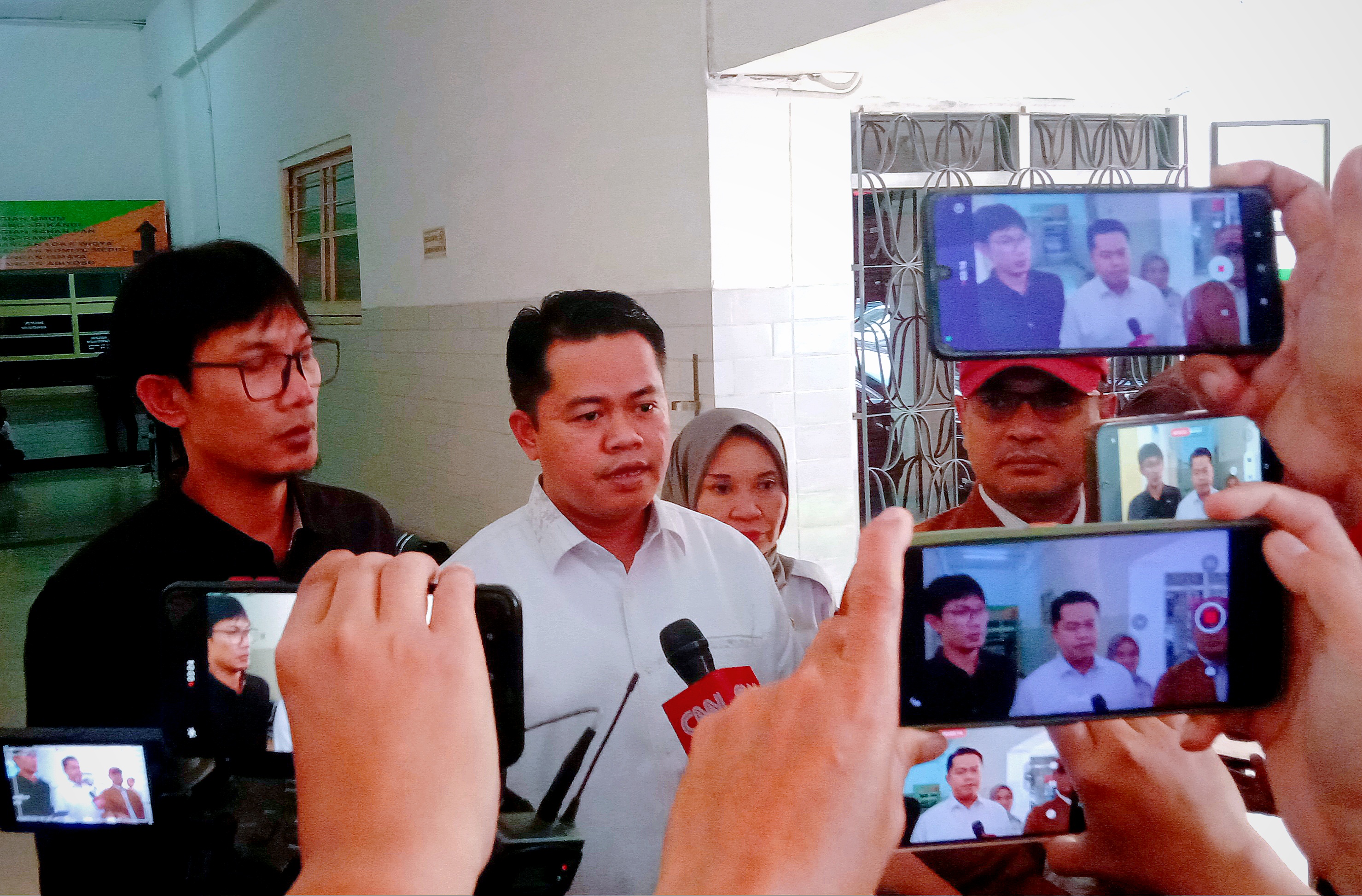 Foto : Ketua KPU Jatim Aang Kunaifi (tengah)  didampingi Komisioner Divisi Sosdiklih dan Parmas Nur Salam (kiri) dan Komisioner Divisi Teknis Penyelenggaraan Choirul Anam (kanan).