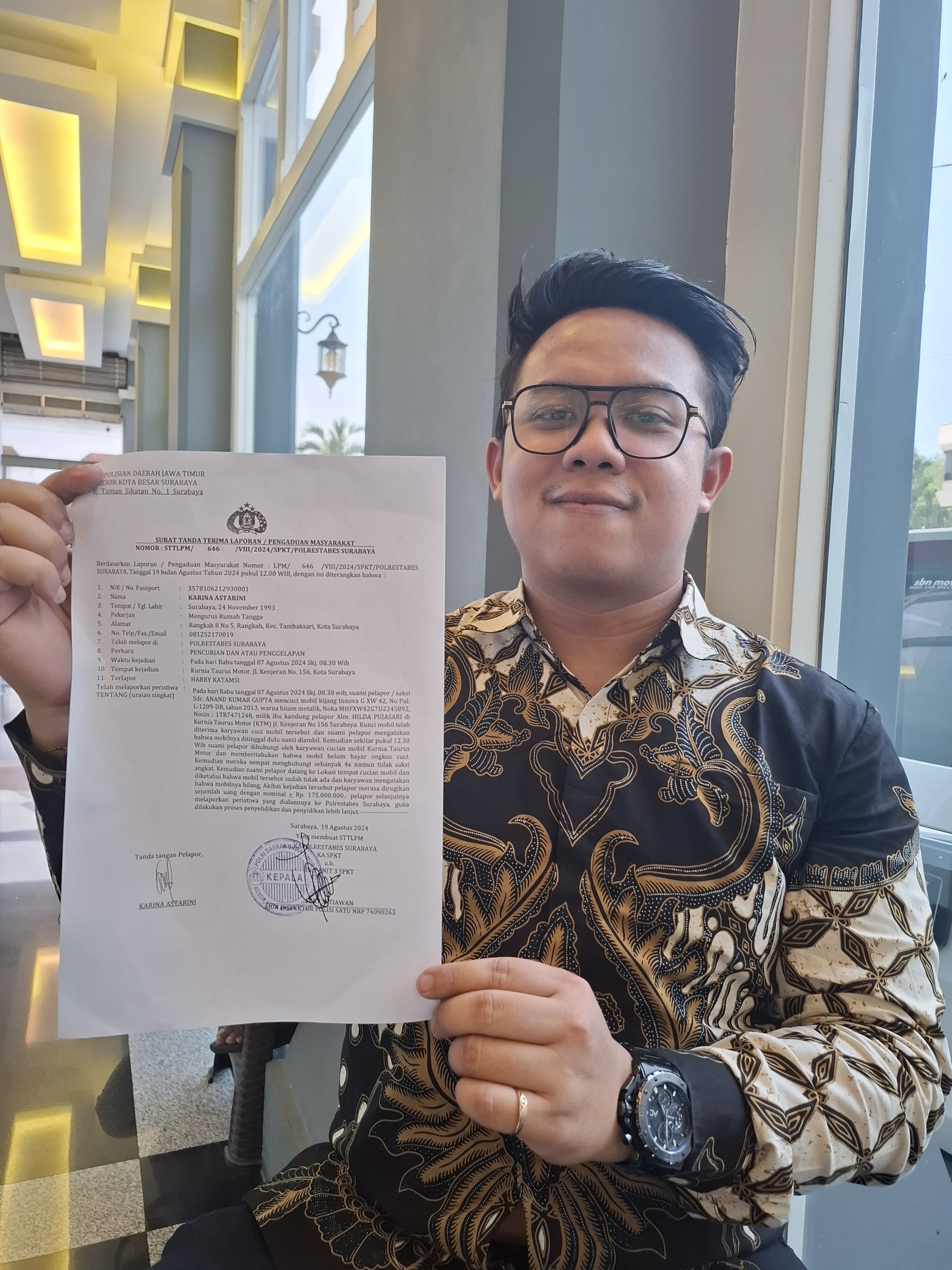 &nbsp;Kuasa hukum korban, Gerry Kiven, menunjukkan kasus pencurian mobil di Jalan Kenjeran, Surabaya. (GUNTUR IRIANTO/RADAR SURABAYA)