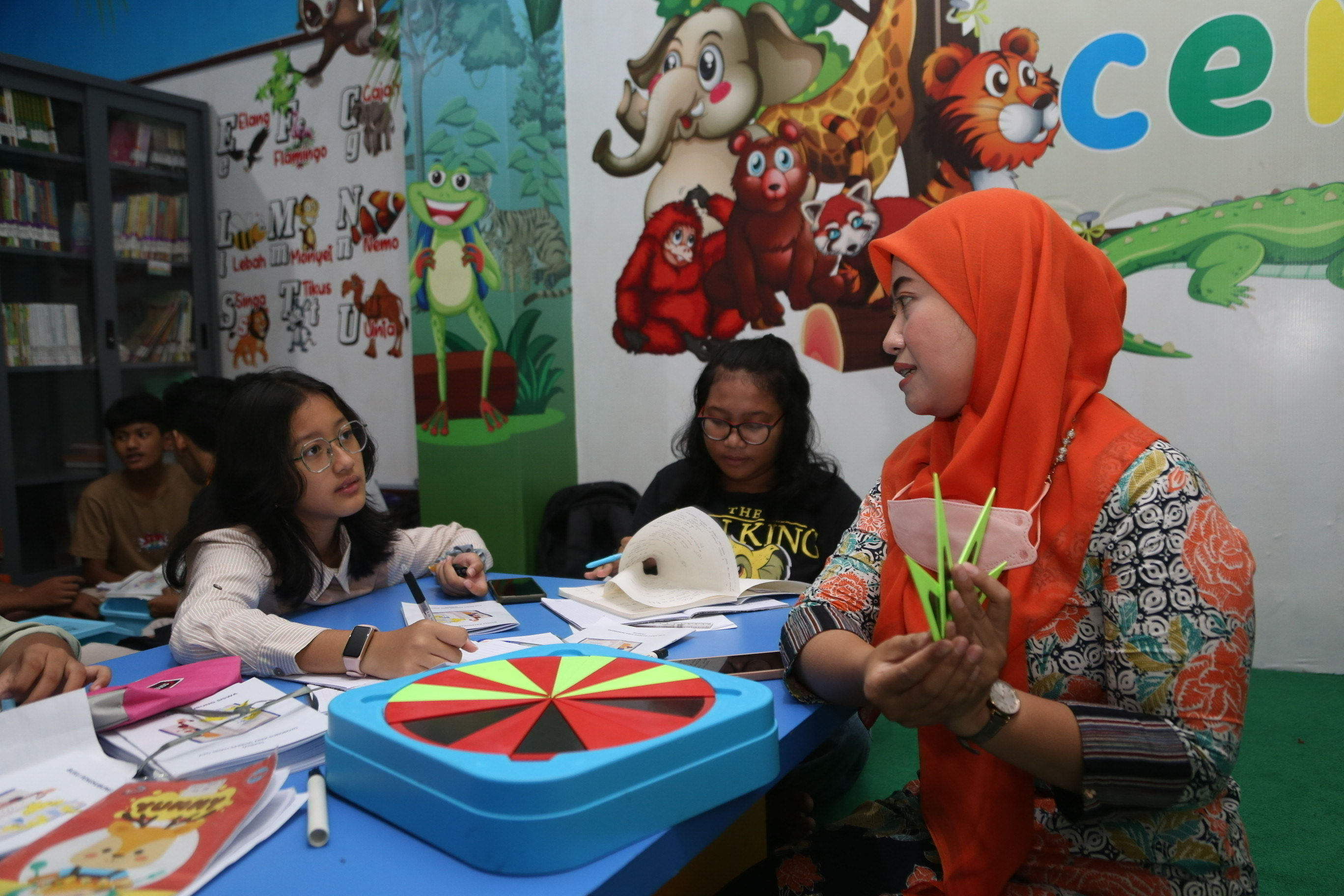 TEMPAT BELAJAR BERSAMA: Warga dan anak-anak belajar di fasilitas Balai RW yang disediakan oleh Pemerintah Kota Surabaya.