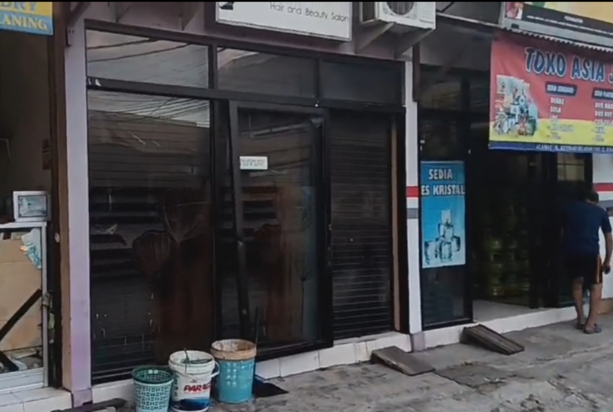 Bangunan di Kutisari Selatan Surabaya rusak setelah ditabrak mobil. Pengemudi ngantuk. (IST)