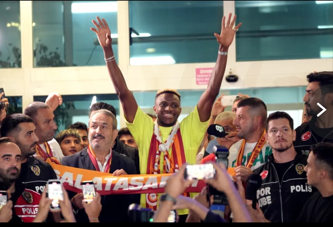 Victor Osimhen disambut ratusan suporter Galatasaray di bak seorang pahlawan Selasa dinihari WIB.