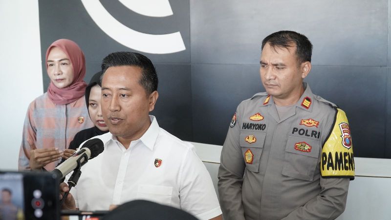 TERSANGKA : Kasatreskrim Polrestabes Surabaya AKBP Aris Purwanto menetapkan Moses Hendry sebagai tersangka kasus KDRT yang videonya sempat viral di medsos.