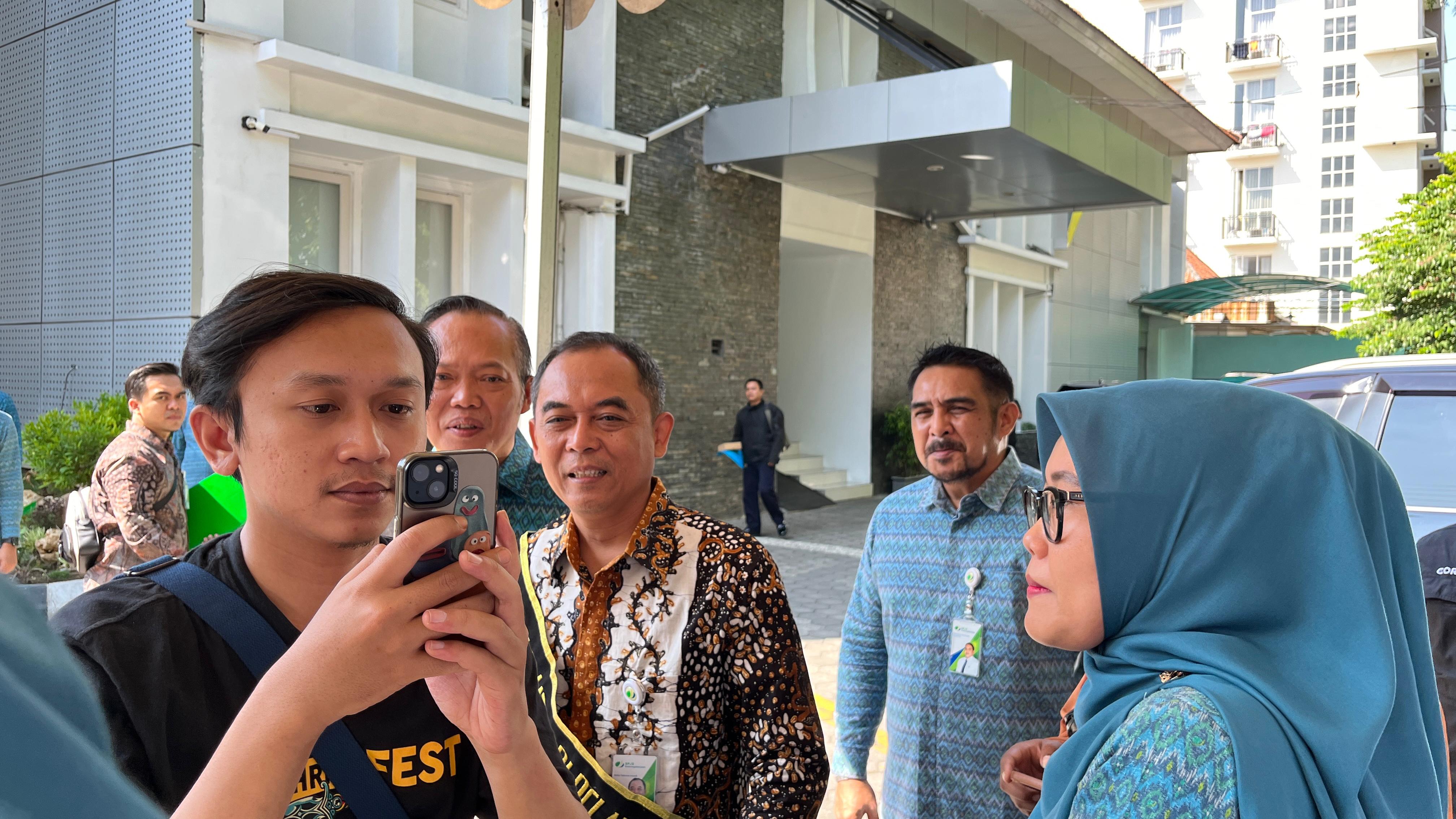 UNTUK PELANGGAN: Direktur Umum dan SDM BPJS TK Abdur Rahman Irsyadi (tengah) bersama Kepala Kantor BPJS Ketenagakerjaan Jatim, Hadi Purnomo dan Kepala Kantor BPJS Karimunjawa Adventus Edison Souhuwat.