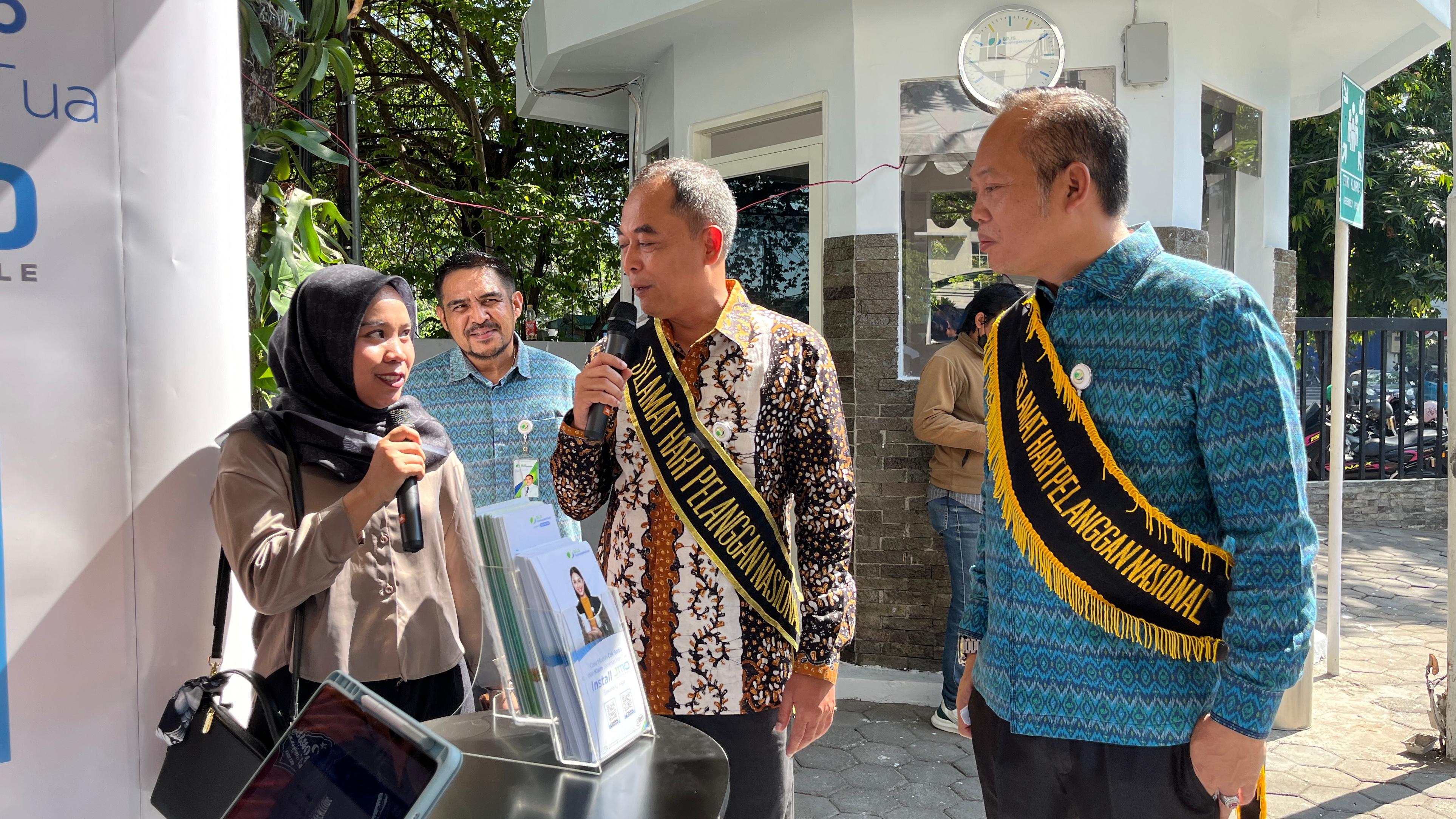 TEMU LANGSUNG: Direktur Umum dan SDM BPJS Ketenagakerjaan Abdur Rahman Irsyadi berdialog dengan peserta BPJS Ketenagakerjaan di perayaan Harpelnas, Rabu (4/9).