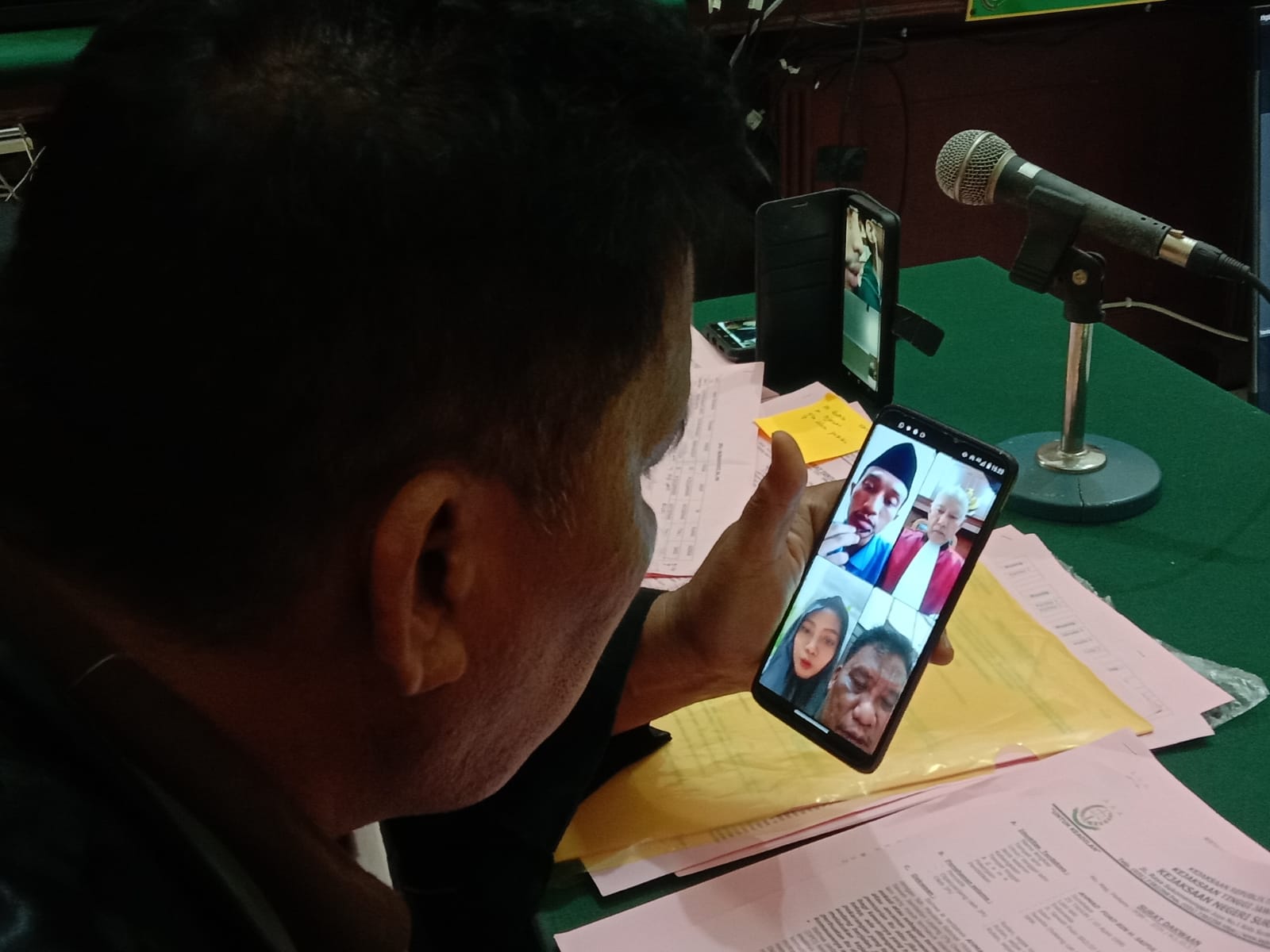TERPISAH: Terdakwa Ahmad Fuad saat diadili secara daring di PN Surabaya