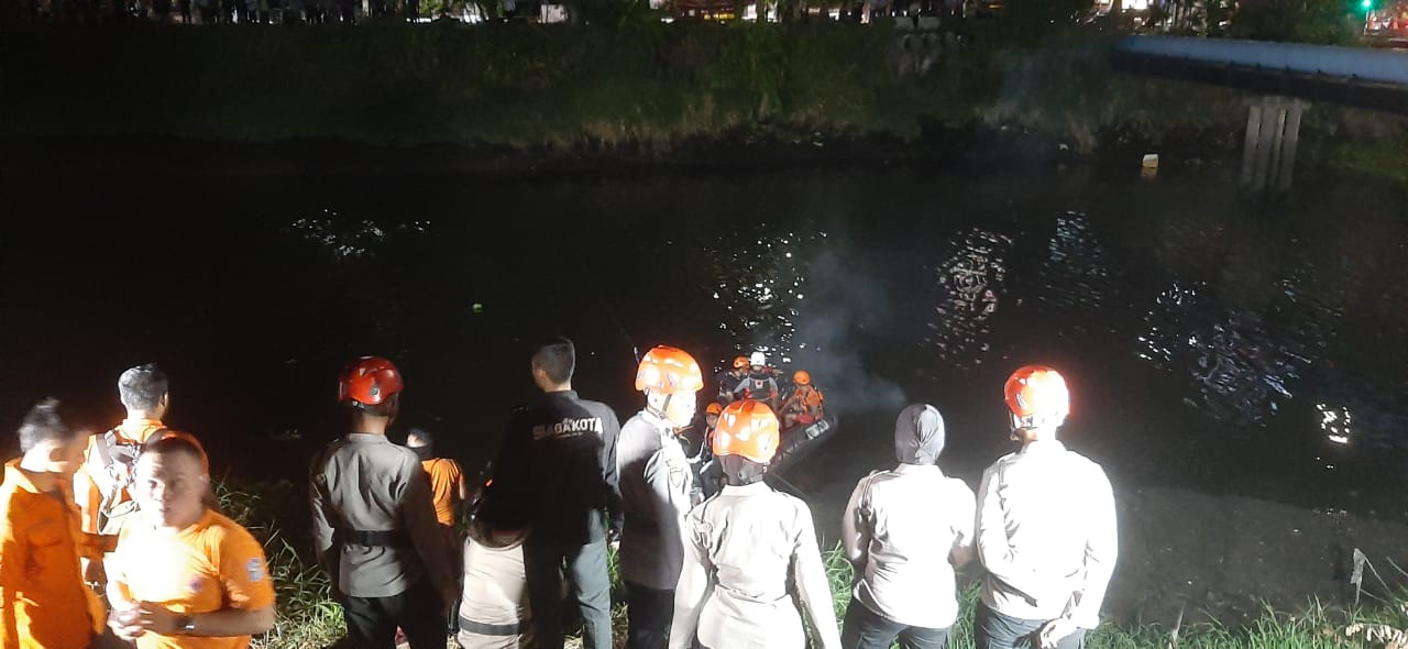 Petugas gabungan mencari jasad korban di Sungai Jagir sekitar Jembatan Nginden-Panjang Jiwo, Surabaya. (MAHRUS/RADAR SURABAYA)