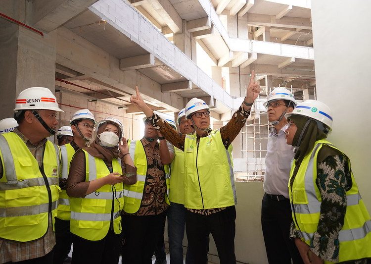 Menteri Kesehatan RI Budi Gunadi Sadikin saat meninjau pembangunan Rumah Sakit UPT Vertikal Surabaya pada Sabtu (13/1/2024) lalu.