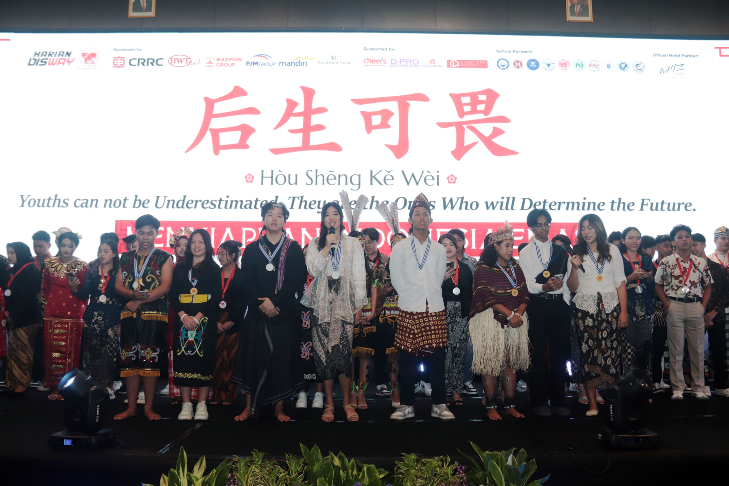 Suasana pelepasan mahasiswa ke Tiongkok dan Taiwan di Surabaya. (ANDY SATRIA/RADAR SURABAYA)