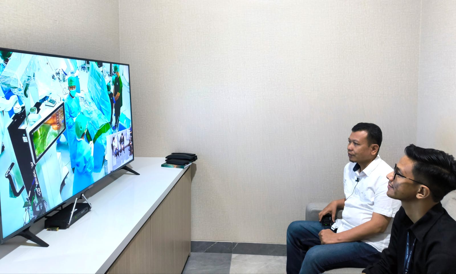 Menonton Live : Keluarga pasien di ruang tunggu ikut menyaksikan jalannya operasi Microvascular Decompression (MVD) pada pasien penderita Hemifacial Spasme atau wajah kedutan.