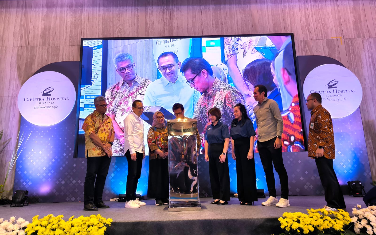 Menkes Budi Gunadi meneken prasasti peresmian Ciputra Hospital Surabaya didampingi Harun Hajadi (dua kiri) dr. Siska Sindhuatmadja (empat kanan), Agung Krisprimandoyo dan Hendra Lauw.
