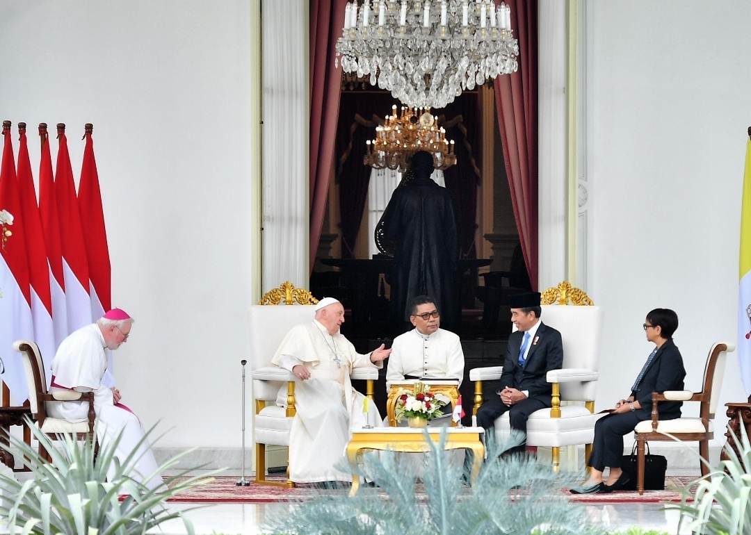 Presiden Jokowi didampingi Menlu Retno Marsudi mengadakan pertemuan dengan Paus Fransiskus di Istana Negara Jakarta, Rabu (4/9).