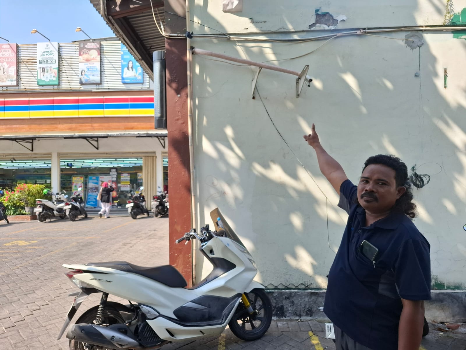 HILANG : Khoiri menunjukkan lokasi outdoor AC milik barber shop di Jalan Dharmahusada Utara, Surabaya,&nbsp; yang hilang.