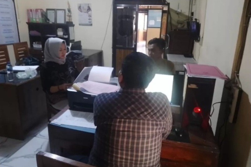 RESIDIVIS: Tersangka Candra Setiawan didampingi penasehat hukumnya saat dimintai&nbsp; keterangan penyidik Polsek Trowulan.