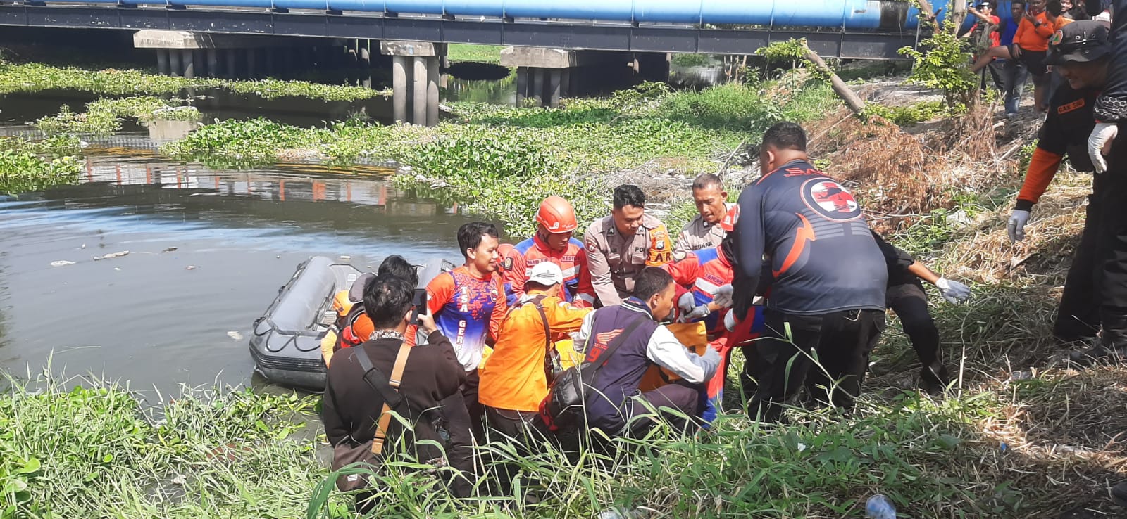 HASIL: Pria yang tenggelam di sungai Jagir Nginden akhirnya berhasil ditemukan Tim Basarnas Surabaya.