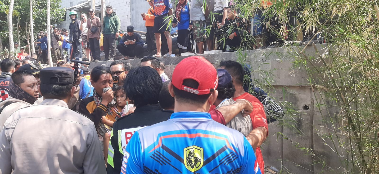SEDIH: Keluarga korban  tenggelam di sungai Jagir, Nginden Surabaya tak kuasa menahan kesedihan.