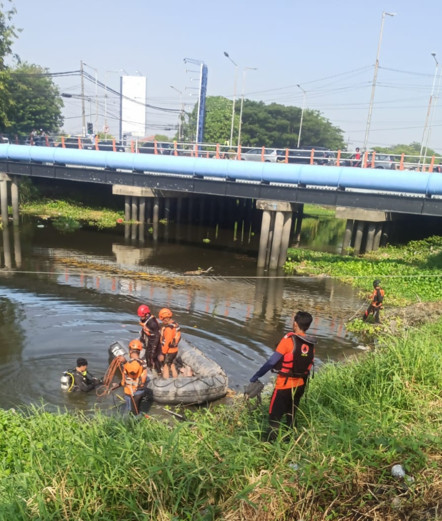 TERJUN: Tim Basarnas Surabaya melakukan pencarian seorang pria yang diduga tenggelam di Sungai Jagir, kawasan Nginden Surabaya.
