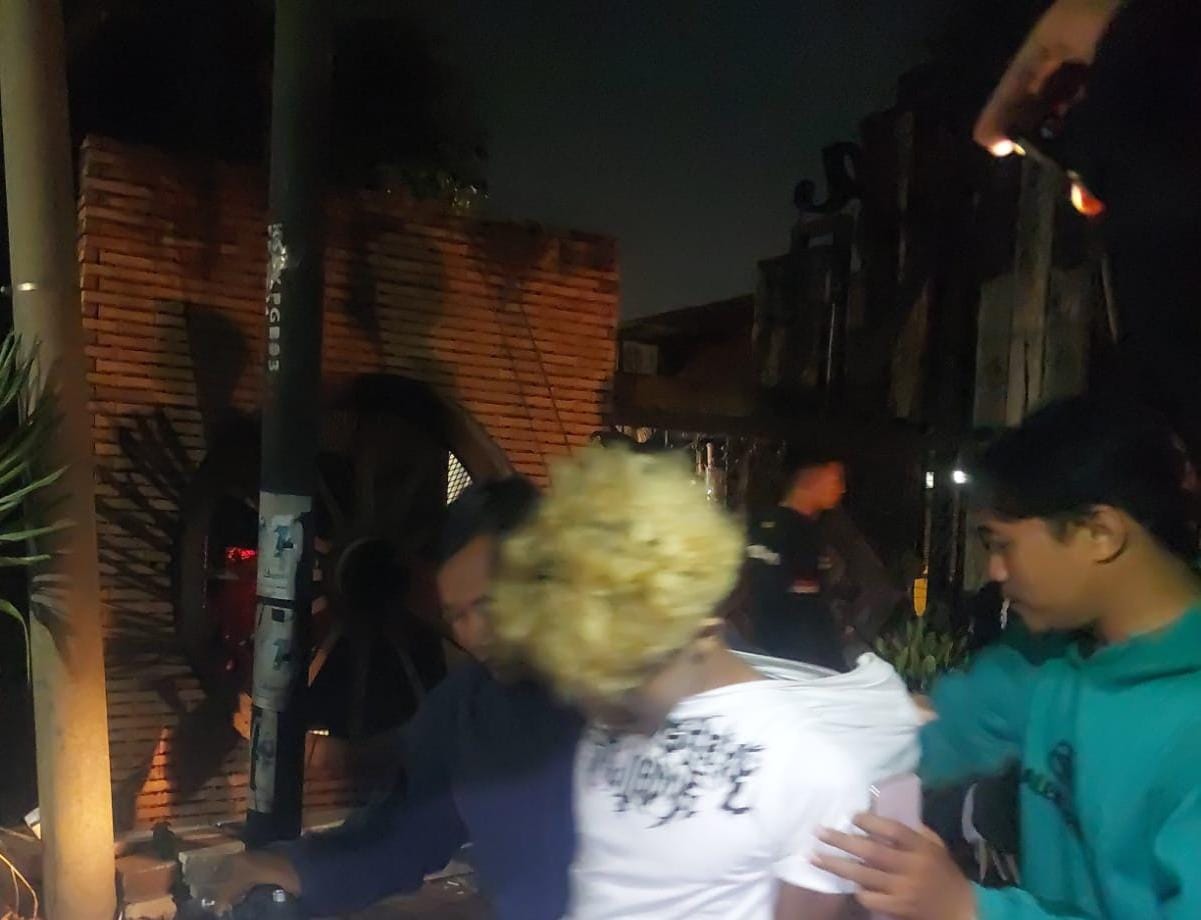 KAWAN: Seorang pria lainnya yang ikut diamankan petugas saat patroli di Jalan Nias Surabaya.
