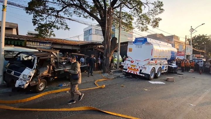 Kondisi mobil tangki usai menabrak beberapa motor dan tewaskan lima orang di Jalan Plumpang Semper, Tugu Selatan, Koja, Jakarta Utara, Rabu (4/9) petang.