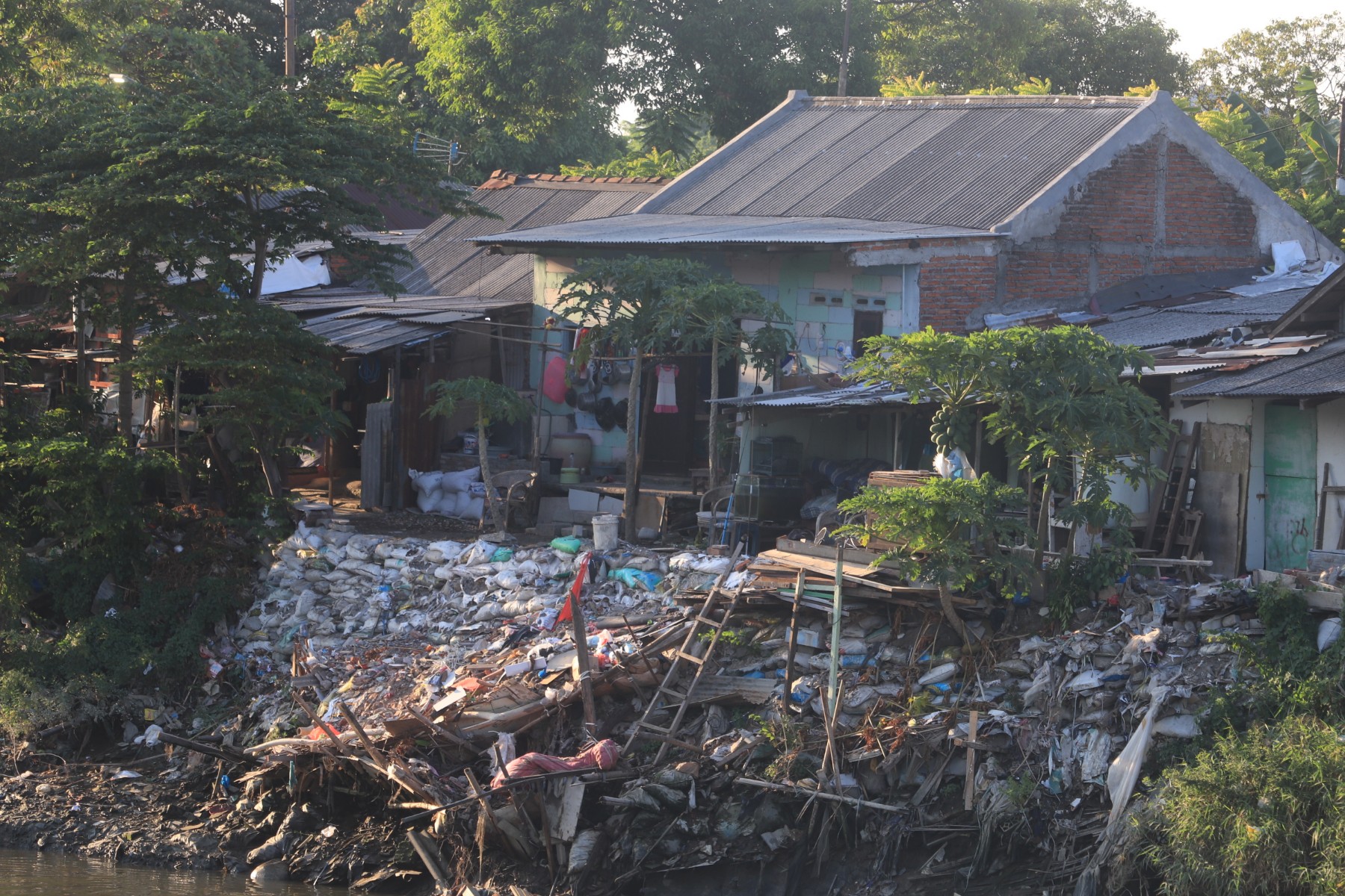 Kawasan stren kali Jagir tahun 2020 terlihat kumuh dengan bangunan semi permanen dan sampah.