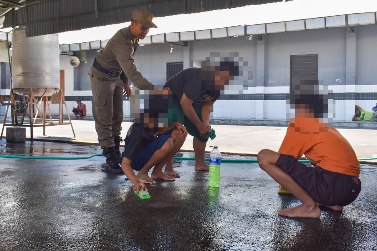 Pelajar SMP dan SMA yang terjaring razia diberi sanksi dengan kerja bakti di Liponsos dan merawat ODGJ.