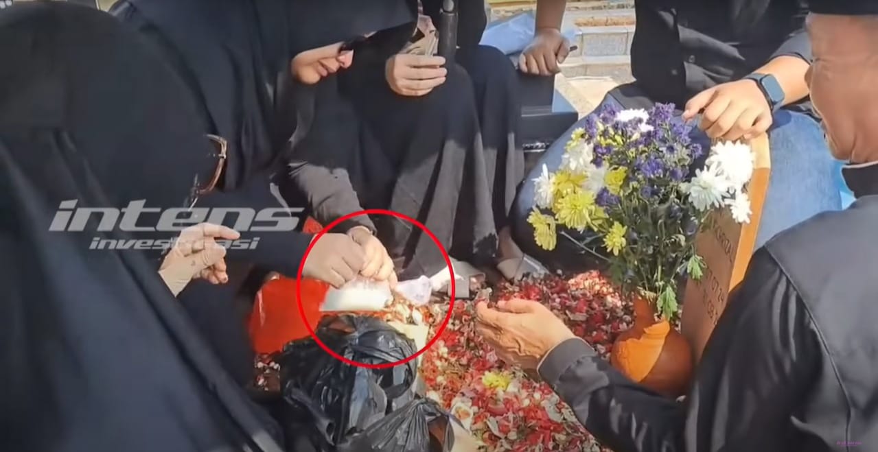 VIRAL: Syifa adik Ayu Ting Ting saat menyiramkan ASI ke pusara bayinya yang meninggal di usia 2 bulan.