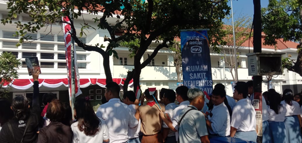 Siswa siswi SMK Stella Marris Surabaya menyambut kedatangan Presiden Jokowi di RS UPT Vertikal Surabaya.