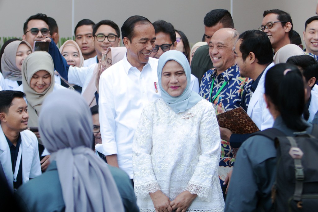 SAPA SALAM SENYUM: Presiden Joko Widodo didampingi ibu Ny Iriana menyapa para tenaga kesehatan saat meresmkan RS Kemenkes Surabaya.