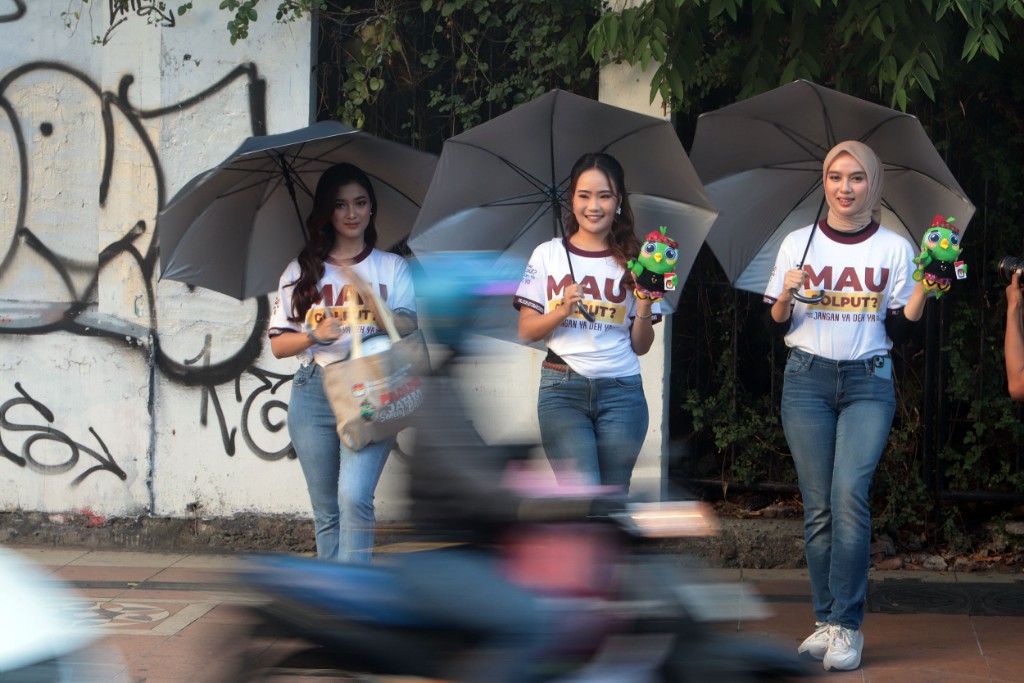 Kampanye anti golput di Pilkada 2024 yang dilakukan relawan KPU Jatim di Jalan Gubeng Surabaya, Jumat (6/9).