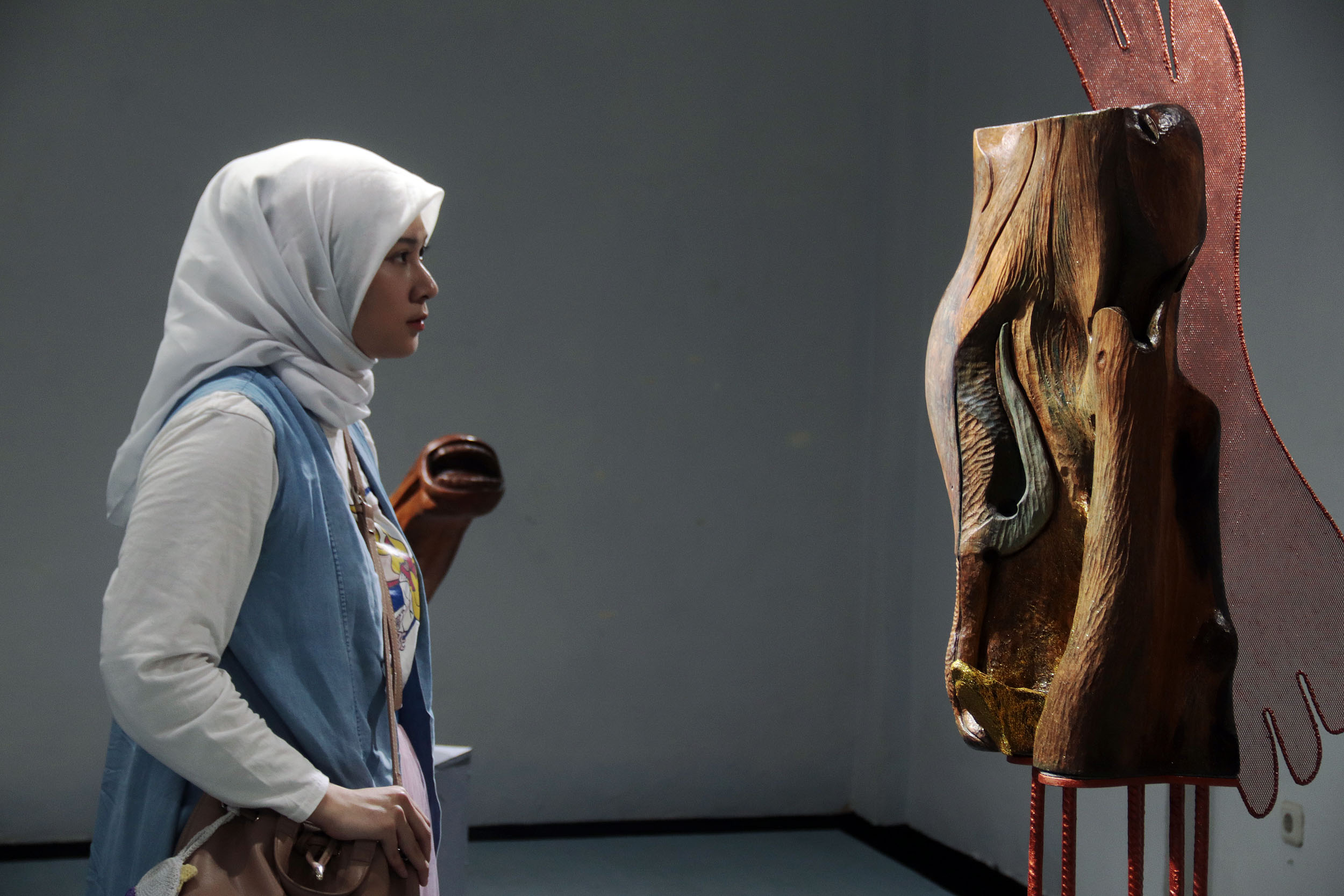 SENI RUPA: Pengunjung mengamati karya-karya seni rupa dengan tema Ada dan Tiada oleh beberapa perupa, yang dipamerkan di Galeri Prabangkara, komplek Taman Budaya Jatim.