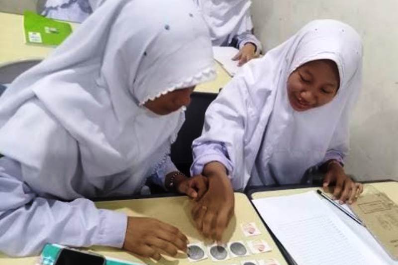 KETERAMPILAN DASAR: Pembelajaran numerasi yang terintegrasi dengan keterampilan berpikir kritis memungkinkan siswa untuk mengembangkan kemampuan analitis mereka.
