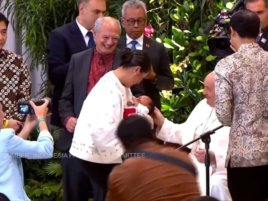 Paus Fransiskus saat memberkati anak Nadiem Makarim yang digendong istrinya saat menghadiri kunjungan Paus Fransiskus di Gereja Katedral Jakarta.