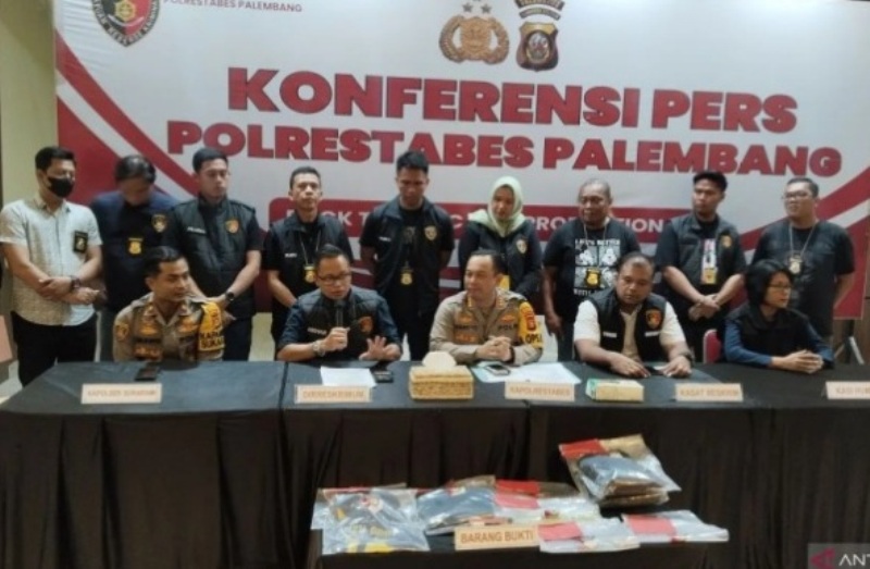 MENGENASKAN: Konferensi pers kasus pembunuhan siswi SMP di Mapolrestabes Palembang, Rabu (4/9/2024).  &nbsp;