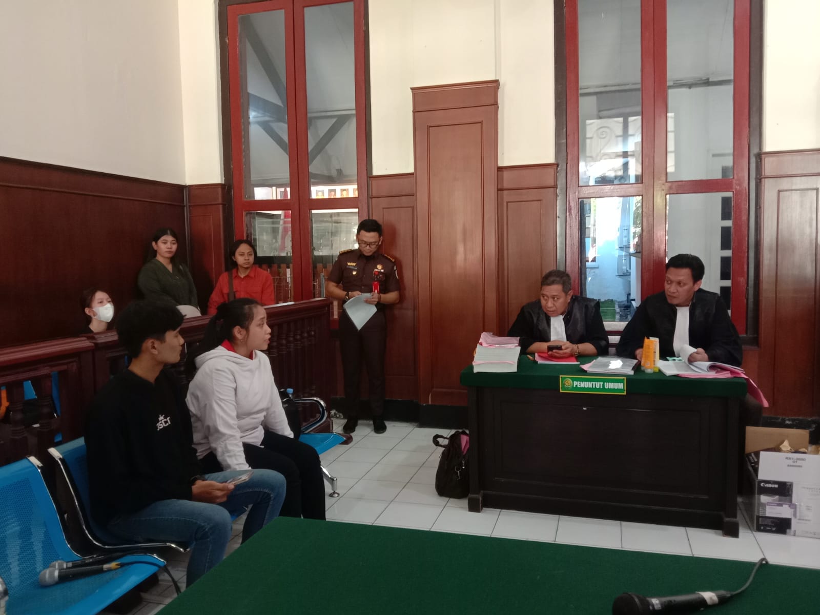 SAKSI : Heppy dan Farel saat memberikan keterangan di PN Surabaya