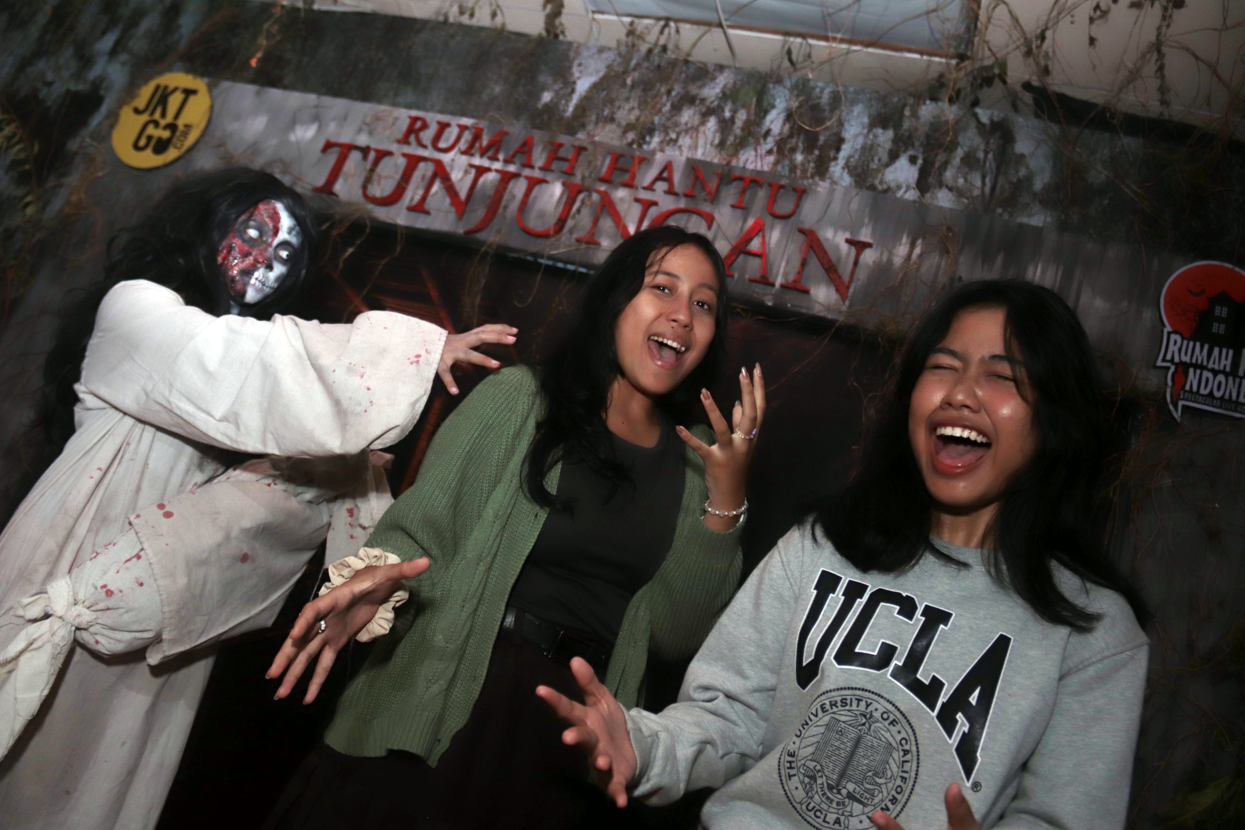 PACU ADRENALIN: Sejumlah pengunjung berteriak ketakutan ketika didatangi sosok kuntilanak di wahan Rumah Hantu Tunjungan Surabaya, Jumat (6/9).