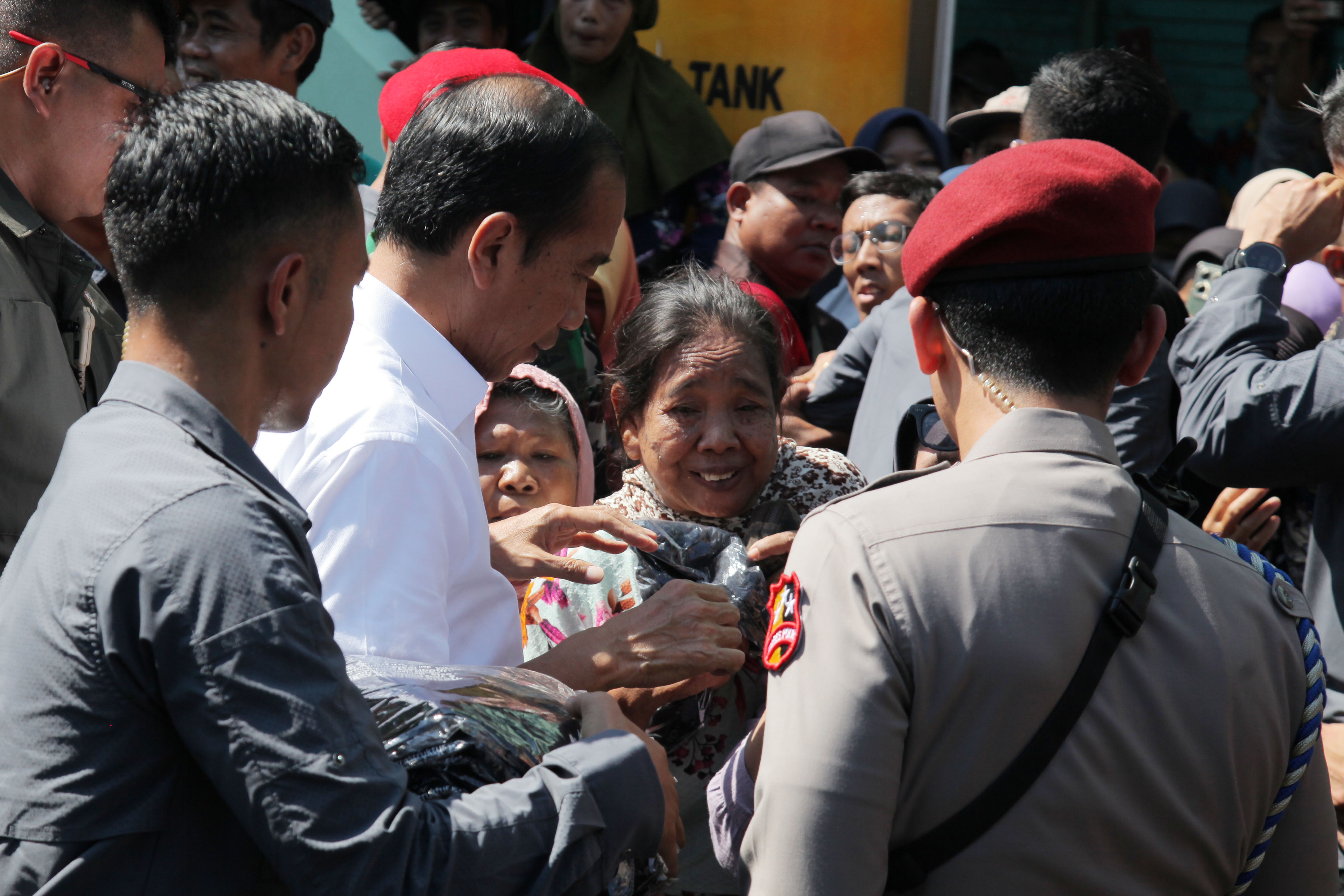 Presiden Jokowi saat meninjau harga bahan pokok di Pasar Soponyono Surabaya.