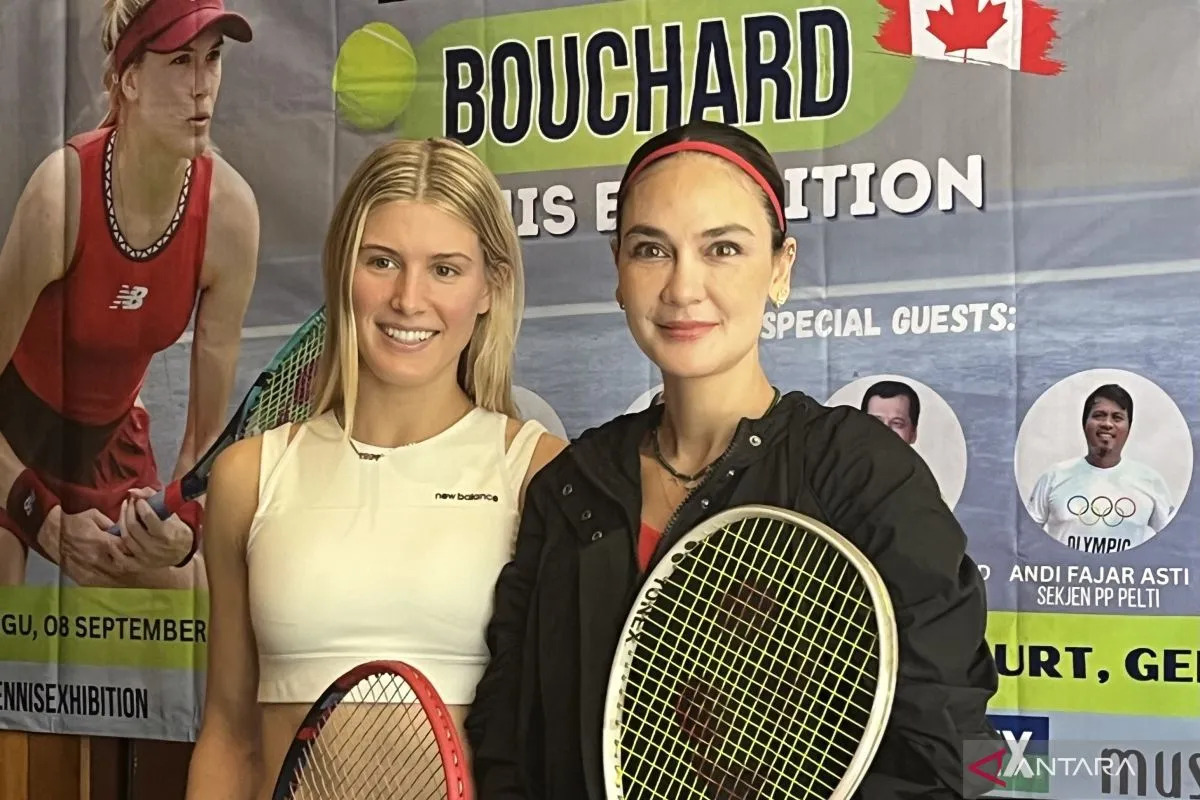 Aktris Luna Maya (kanan) bersama bintang tenis asal Kanada Eugenie