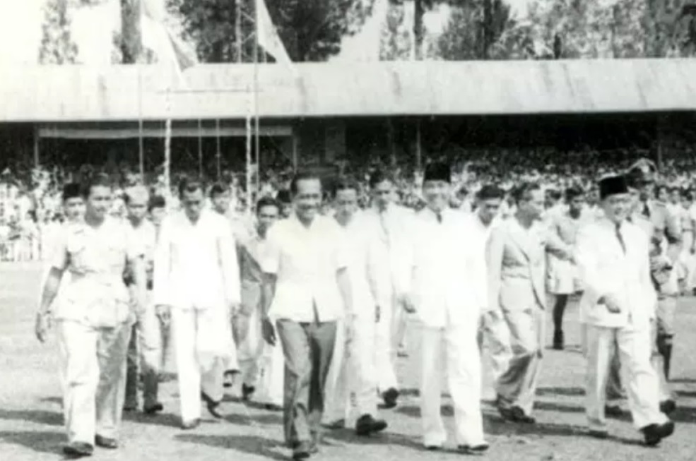DOK. ARSIP NASIONAL INDONESIA Presiden Soekarno, Wakil Presiden Muhammad Hatta, dan Sri Sultan Hamengku Buwono IX saat menghadiri PON I di Stadion Sriwedari, Solo 9 September 1948.