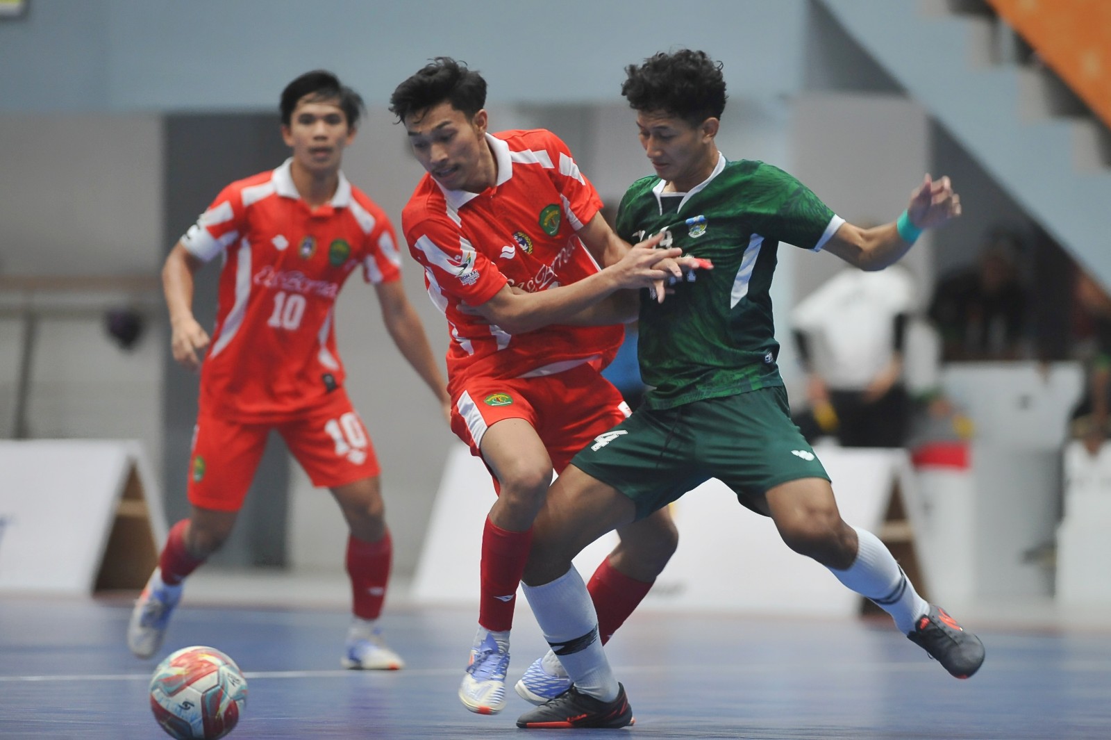 Tum futsal Jatim (hijau) harus akui keunggulan Kalimantan Timur.